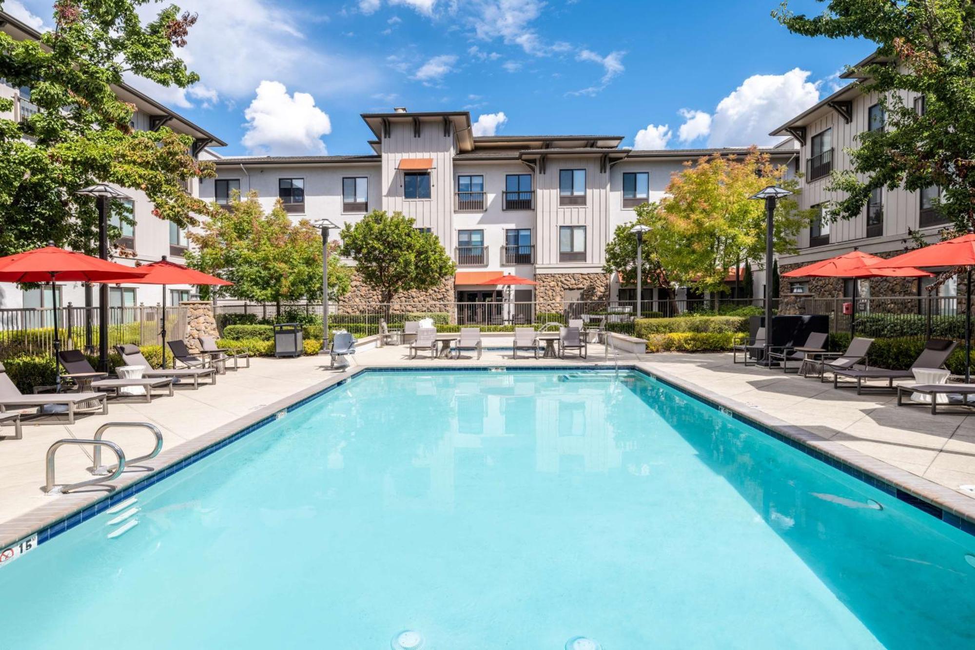 Hampton Inn & Suites Windsor-Sonoma Wine Country Exteriör bild