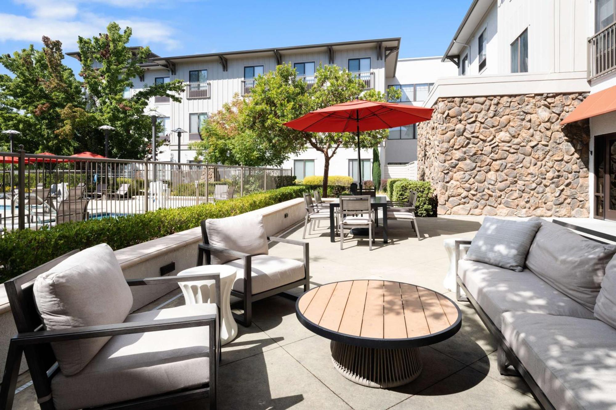 Hampton Inn & Suites Windsor-Sonoma Wine Country Exteriör bild