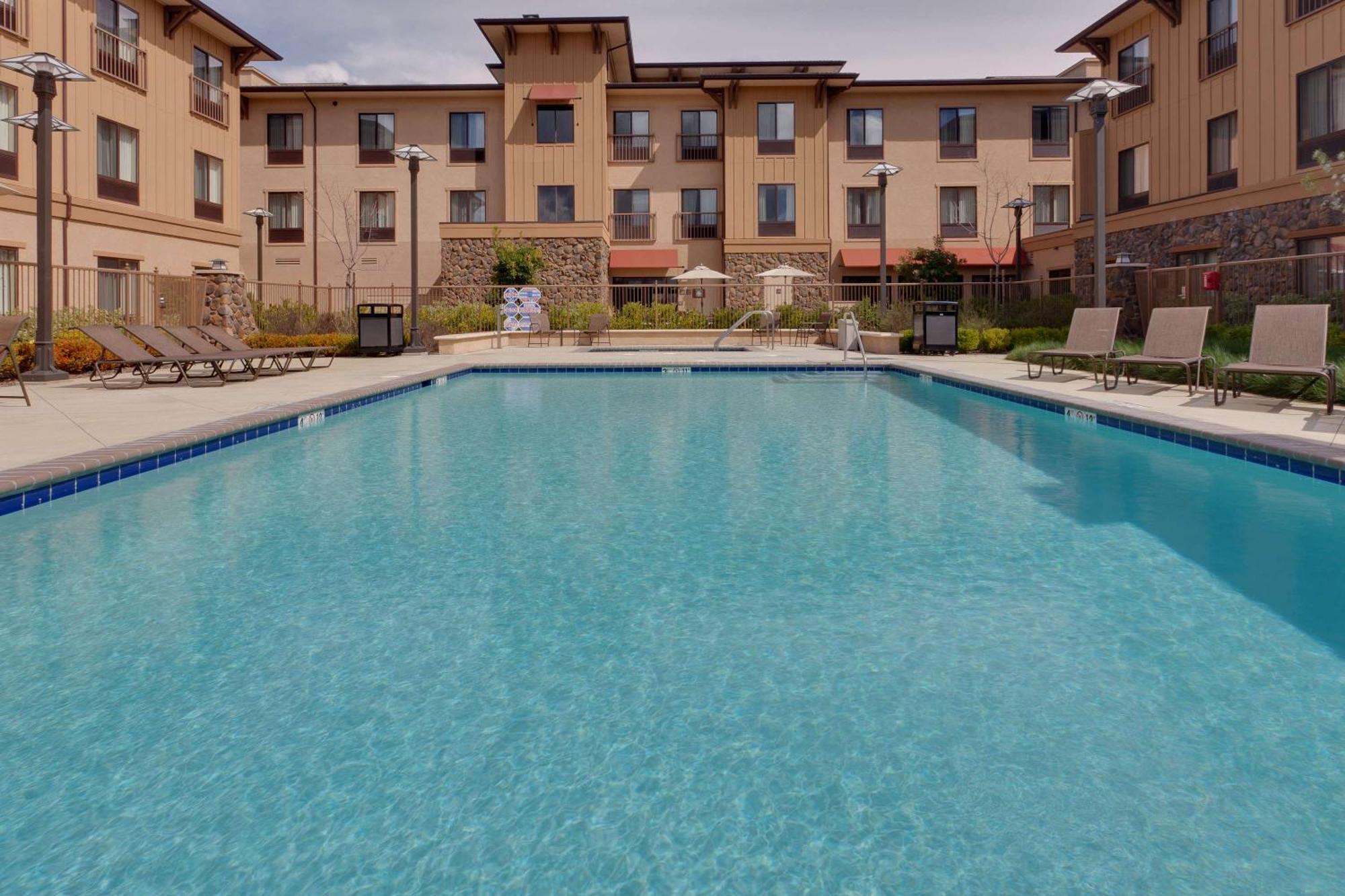 Hampton Inn & Suites Windsor-Sonoma Wine Country Exteriör bild