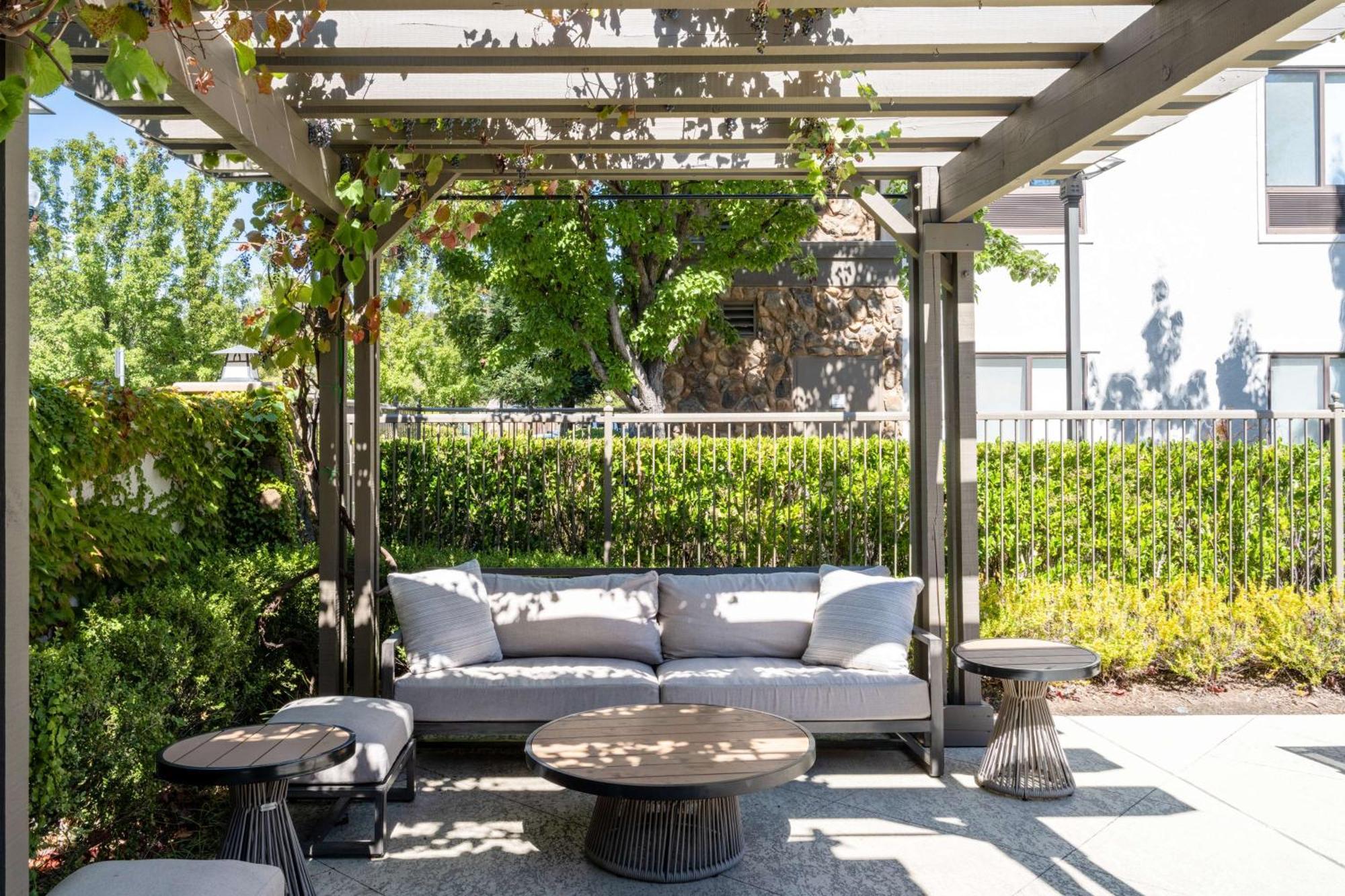 Hampton Inn & Suites Windsor-Sonoma Wine Country Exteriör bild