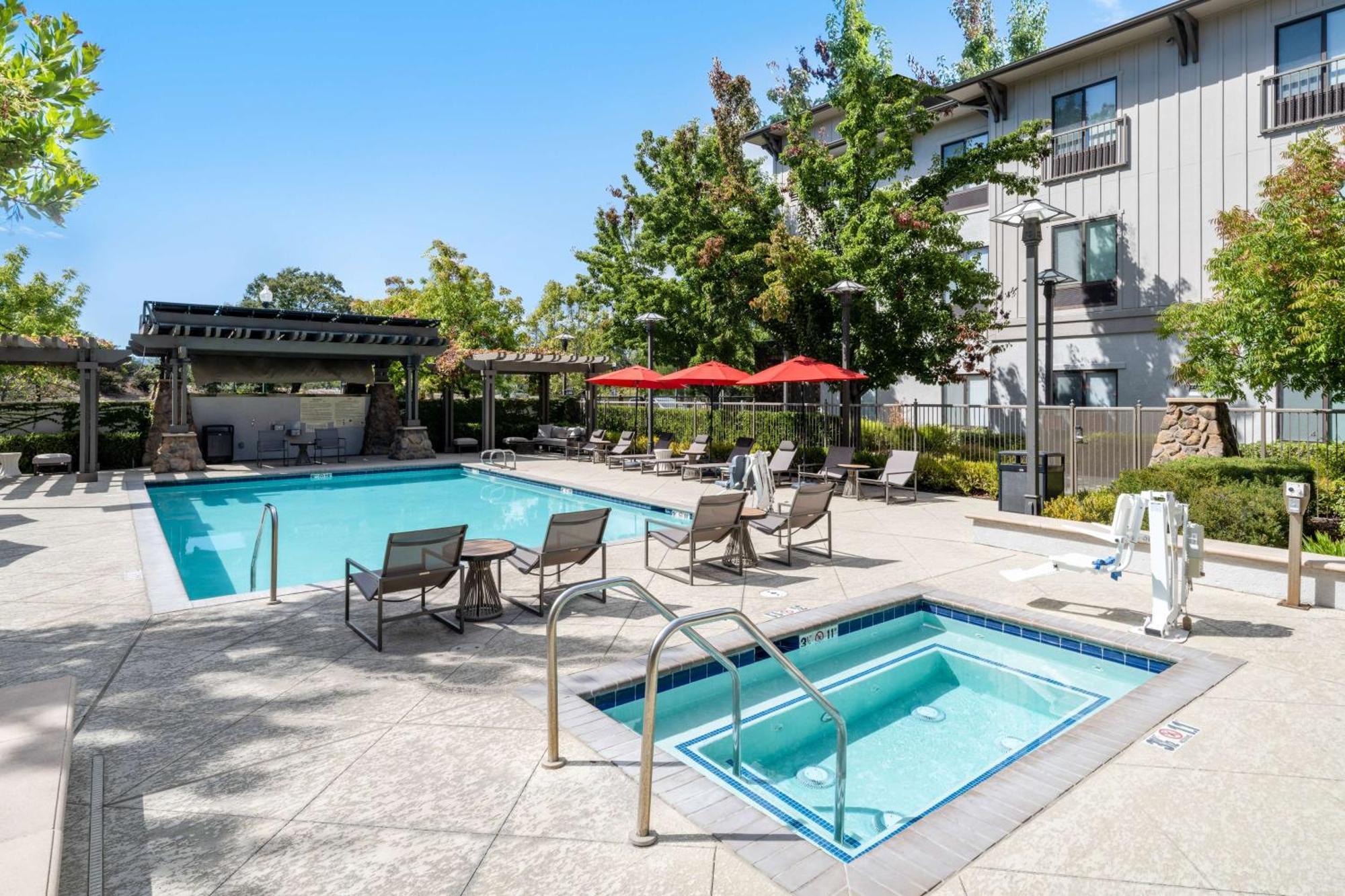 Hampton Inn & Suites Windsor-Sonoma Wine Country Exteriör bild