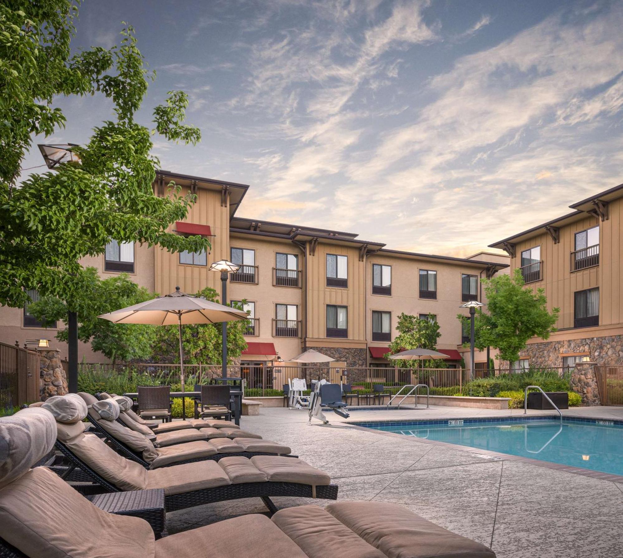 Hampton Inn & Suites Windsor-Sonoma Wine Country Exteriör bild